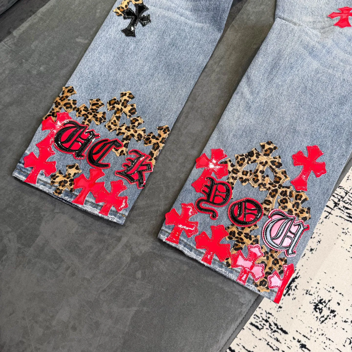 P280 Chrome Hearts blue denim with red black panther pattern multi-leather jeans. CH jeans need to be washed and then disassembled and hand-stitched with sheepskin cross leather and then spliced ​​to complete. The whole piece has too many craftsmanship to explain. The patchwork cross pattern is embellished, and the high-waisted washed jeans! ! Absolutely high-end luxury products, god-level single products and super popular products, made with top heavy industry, a must-see magic weapon. Customized hardware. The fabric is thick and soft after washing. It has good breathability. Customized small leather label. Unique design. The details are simple and elegant, and the workmanship is exquisite. The entire trousers are neatly routed and the details are in place! It’s so cool that both men and women can easily control the genderless trend! Color: Blue Size: 28 30 32 34 36